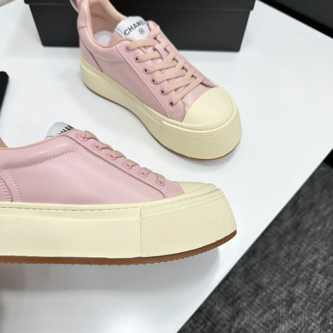 👟👟Ex-factory price 560👟👟Chanel Panda Shoes! 2025 counter's top casual sports shoes. This classic design; the upper is electro-embroidered with a variety of techniques; the outsole is fashionable and sporty; the unusual inclusion of a variety of color matching elements... The diversified mix and match is very good-looking and versatile, and can be used for leisure, fashion, sports, and outdoor... ꫛꫀꪝ Go➫ Materials: ❶Upper made of: original imported first-layer silk cowhide + original waterproof cloth + original first-layer cowhide ❷Inner lining: Breathable mesh ❸ Outsole based on: original TPU combination outsole, full set of boutique packaging for women 35–41